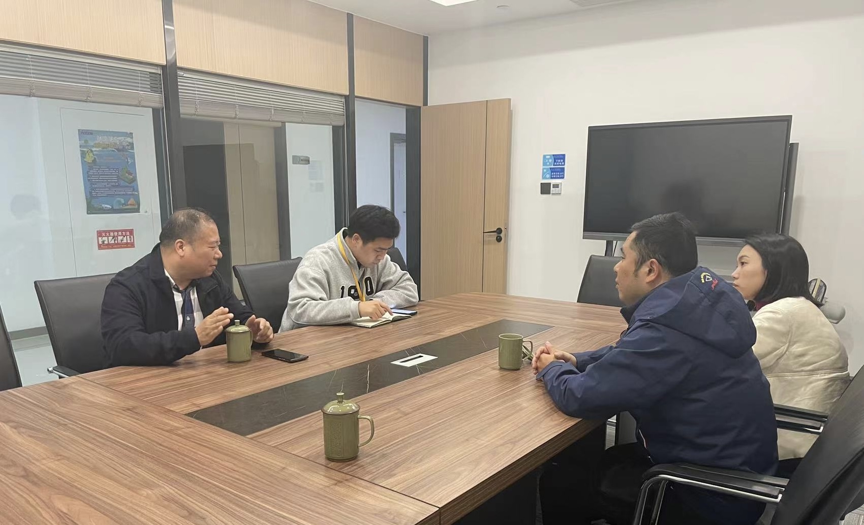 雙嶼街道黨工委委員、紀(jì)工委書(shū)記葉鋒一行赴面粉公司考察調(diào)研