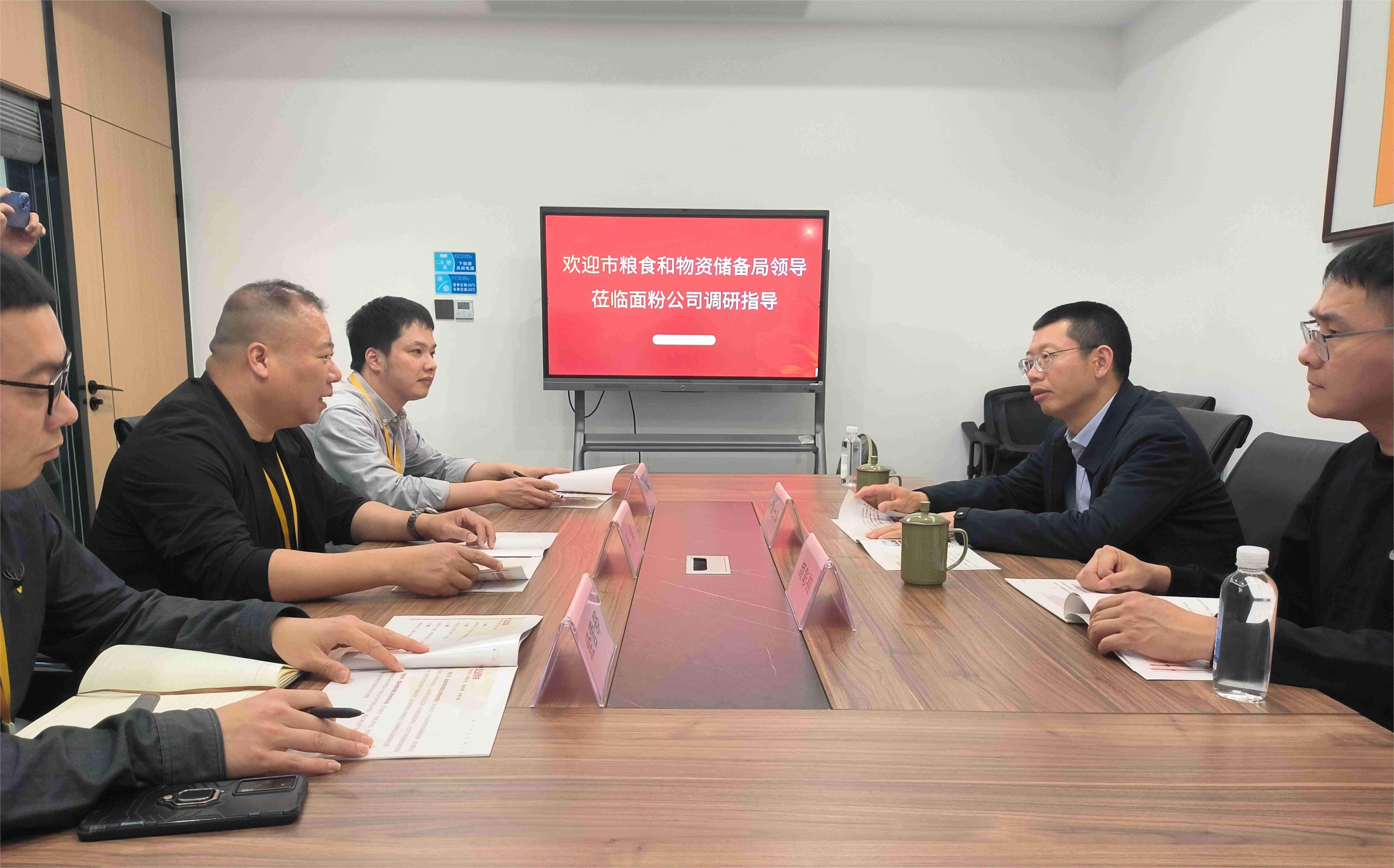 市糧食和物資儲(chǔ)備局副局長(zhǎng)龔士東帶隊(duì)調(diào)研面粉公司